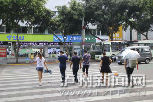 絕大多數(shù)市民都做到了自覺禮讓斑馬線，不橫穿馬路，不翻越欄桿，做到車讓人、人讓車