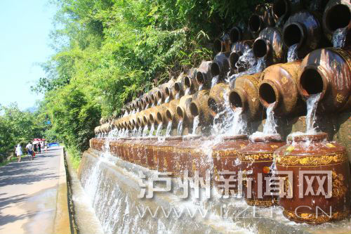 花田酒地景區(qū)酒壇倒出了水的靈動(dòng)。